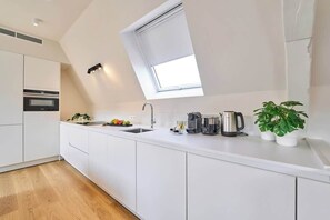 Een koelkast, een oven, een kookplaat, een vaatwasser