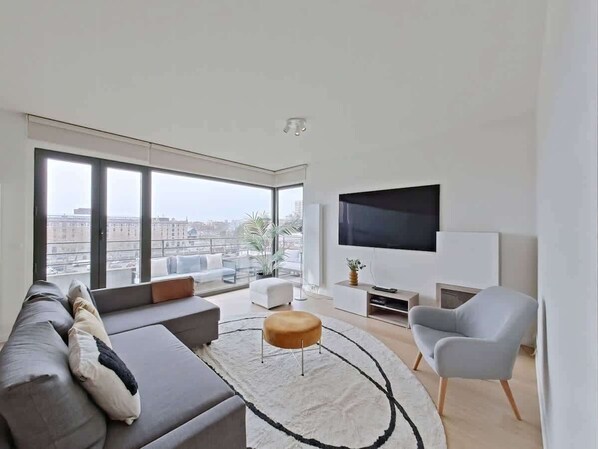 TV - Stylish 2BR Apartment with Balcony (Bruxelles)