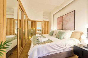 Tabla de planchar con plancha, cuna de viaje, wifi y ropa de cama