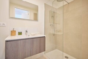 Shower, free toiletries, hair dryer, towels