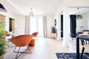 TV, offices - Penthouse - City Views/Luggage Room (Schaerbeek)