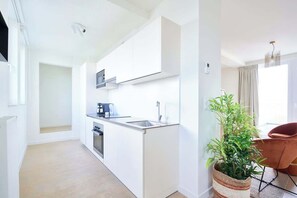 Fridge, oven, stovetop, dishwasher