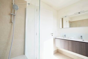 Dusche, Haartrockner, Shampoo