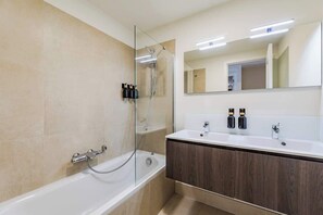 Ducha, secador de pelo y champú