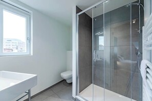 Douche, articles de toilette gratuits, sèche-cheveux