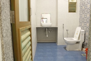 Deluxe Double Room, Garden View | Bathroom | Shower, free toiletries, towels, soap