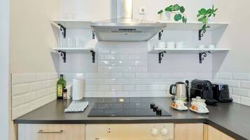 Fridge, oven, stovetop, coffee/tea maker