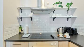 Een koelkast, een oven, een kookplaat, een koffiezetapparaat/waterkoker