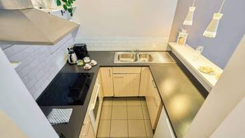 Fridge, oven, stovetop, coffee/tea maker