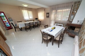 Dining - Вила Дречева с  топъл минерален басейн и джакузи (Благоевград)