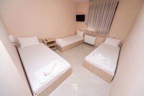 Iron/ironing board, WiFi, bed sheets