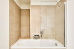 Regadera, secadora de cabello, shampoo 