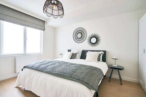 2 عدّة غرف نوم ومكواة/لوح كي وسرير سفر وواي فاي