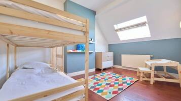 6 slaapkamers, een strijkplank/strijkijzer, reisbedje, wifi