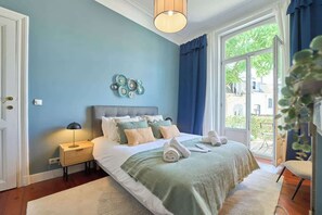6 bedrooms, desk, iron/ironing board, travel crib