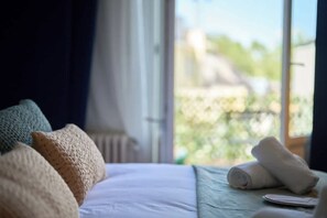 6 Schlafzimmer, Schreibtisch, Bügeleisen/Bügelbrett, Reisekinderbett