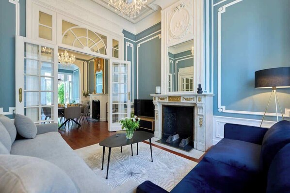 Téléviseur, livres, bureau