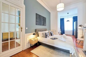 6 Schlafzimmer, Schreibtisch, Bügeleisen/Bügelbrett, Reisekinderbett