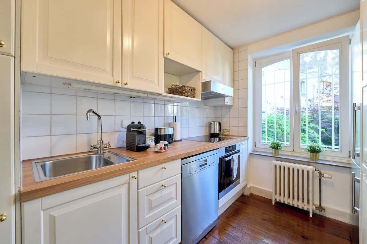 Fridge, oven, stovetop, dishwasher