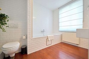 Regadera, amenidades de baño gratuitas, secadora de cabello, pantuflas 