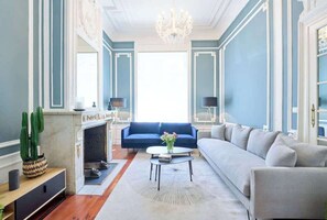 Téléviseur, livres, bureau