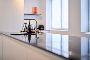 Kühlschrank, Mikrowelle, Ofen, Herdplatte