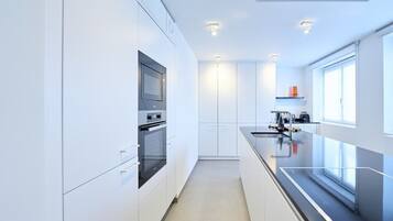 Een koelkast, een microgolfoven, een oven, een kookplaat