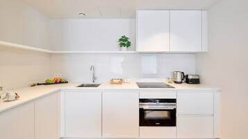 Een koelkast, een oven, een kookplaat, een vaatwasser