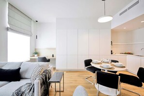 Una televisión, una oficina