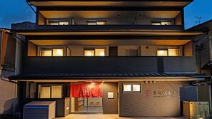 Fassade der Unterkunft – Abend/Nacht