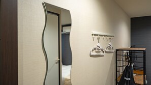 Escritorio, wifi gratis, ropa de cama