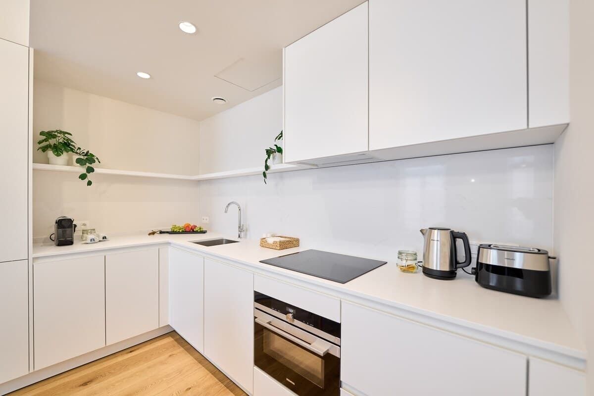 Réfrigérateur, four, lave-vaisselle, cafetière/bouilloire