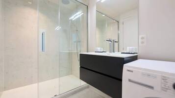 Een douche, een haardroger, handdoeken