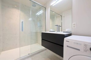 Shower, hair dryer, towels - *New* Grand Place / Place du Grand Sablon (1BR) (Bruxelles)