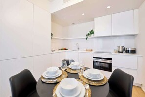 Een koelkast, een oven, een vaatwasser, een koffiezetapparaat/waterkoker