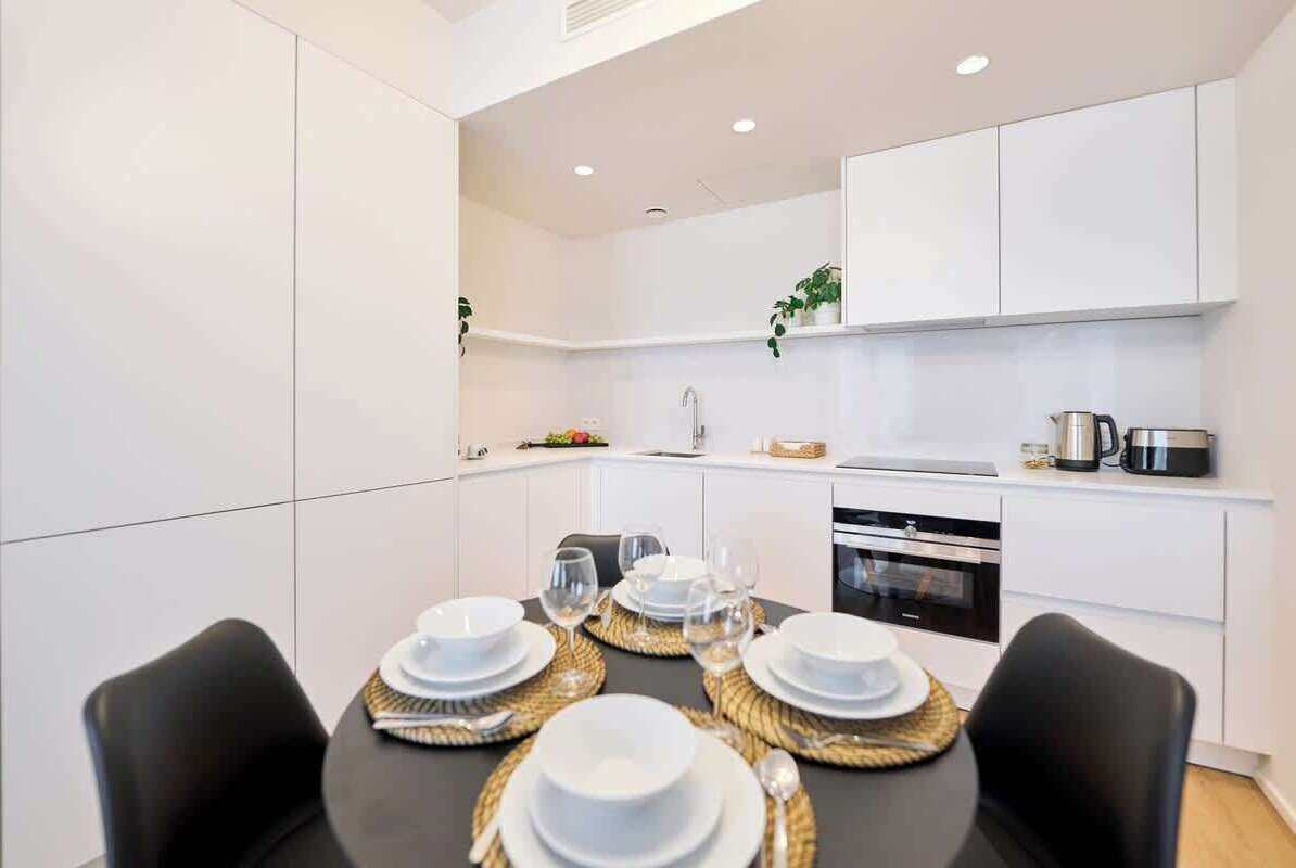 Kühlschrank, Ofen, Geschirrspüler, Wasserkocher mit Kaffee-/Teezubehör