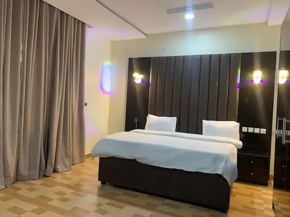 Quarto luxo, sacada, vista para a cidade | Escrivaninha, espaço de trabalho para notebook, cortinas blackout