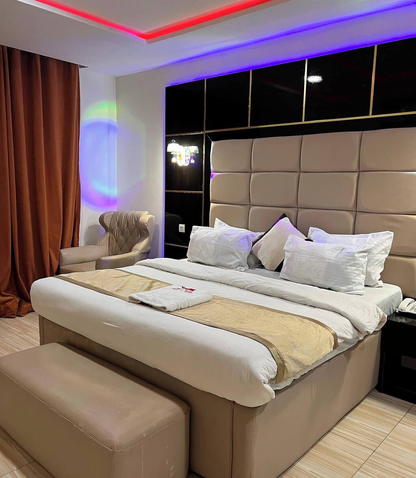 Deluxe Room, Balcony, City View | Meja, ruang kerja komputer riba, langsir/tirai gelap terus, kalis bunyi 