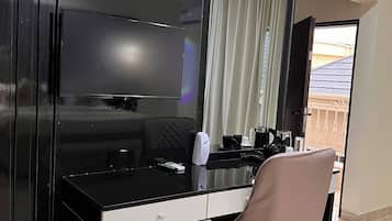 Quarto luxo, sacada, vista para a cidade | Escrivaninha, espaço de trabalho para notebook, cortinas blackout