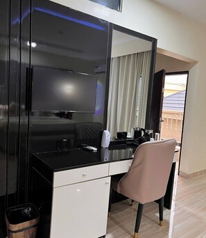 Quarto luxo, sacada, vista para a cidade | Escrivaninha, espaço de trabalho para notebook, cortinas blackout