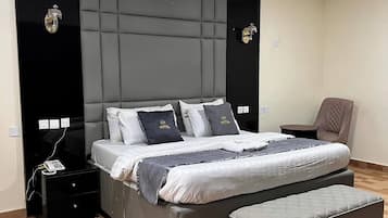 Quarto luxo, sacada, vista para a cidade | Escrivaninha, espaço de trabalho para notebook, cortinas blackout