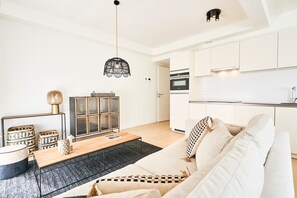 Televisión y oficina 