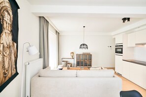 Televisión y oficina 