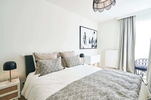 1 habitación, tabla de planchar con plancha, cuna de viaje y wifi