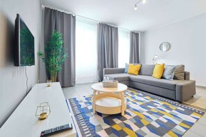 TV, offices - Stylish Stay Near Grand Place 3 (Bruxelles)