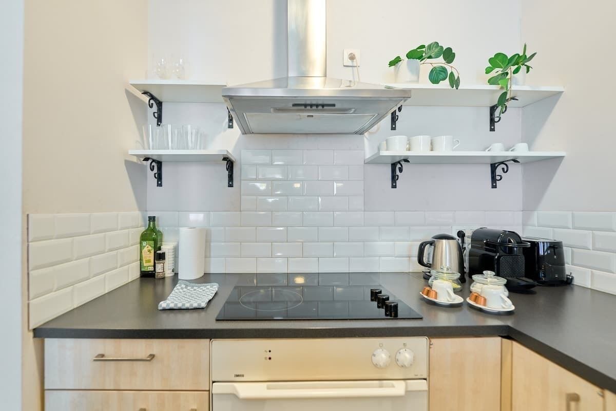 Een koelkast, een oven, een kookplaat, een koffiezetapparaat/waterkoker