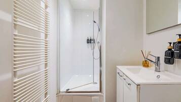 Douche, sèche-cheveux