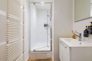 Douche, sèche-cheveux