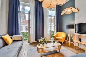 Una televisión, una oficina