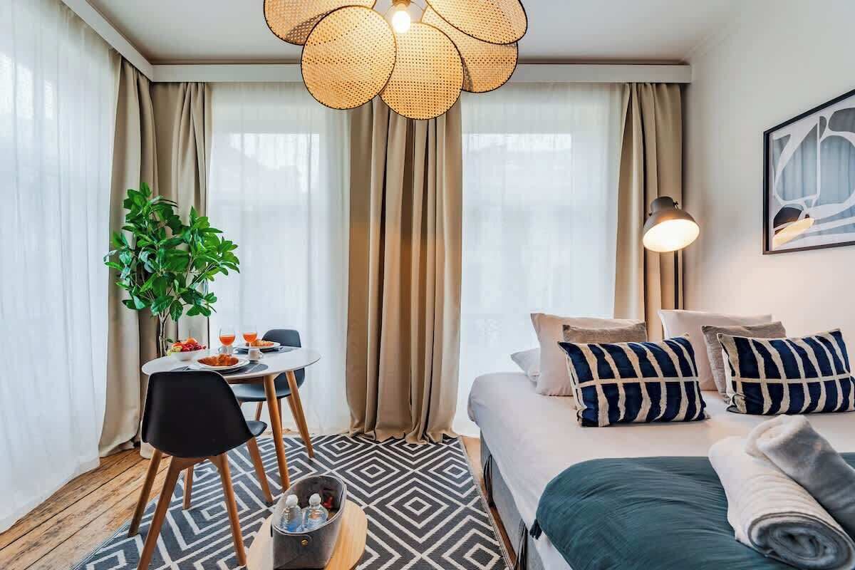 Fer et planche à repasser, lit parapluie, Wi-Fi, draps fournis